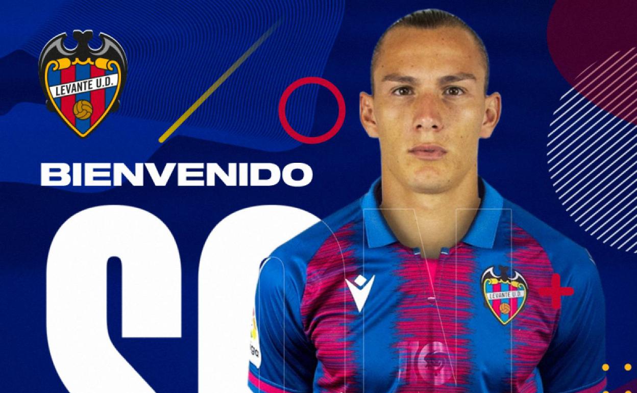 Son ya posa con la camiseta del Levante.