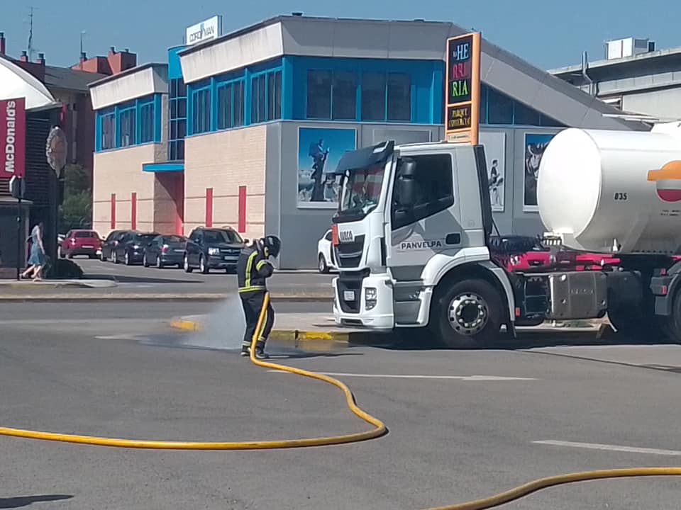 Fotos: Simulacro de los Bomberos de Ponferrada en una gasolinera