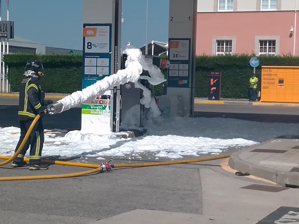 Fotos: Simulacro de los Bomberos de Ponferrada en una gasolinera