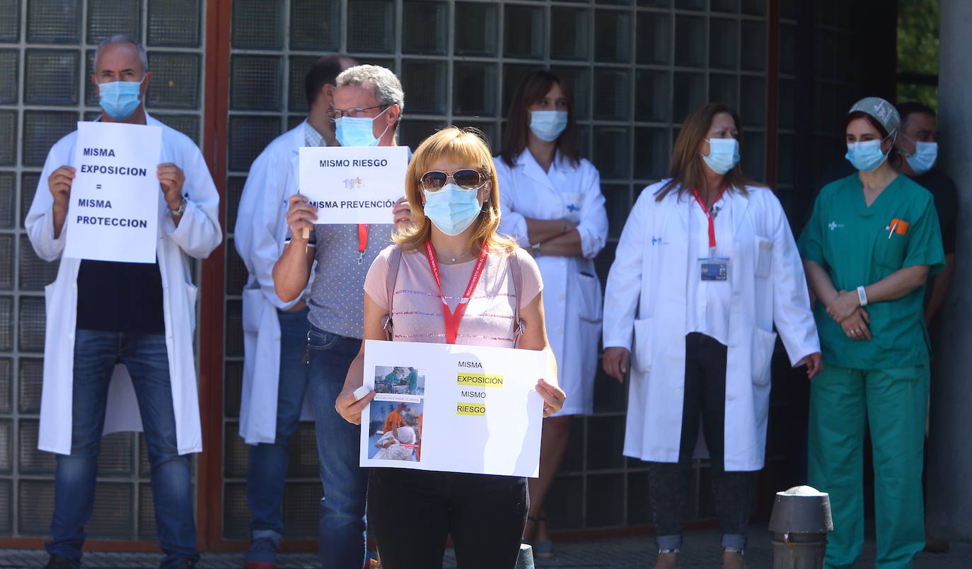 Fotos: Concentración de celadores en el Hospital El Bierzo