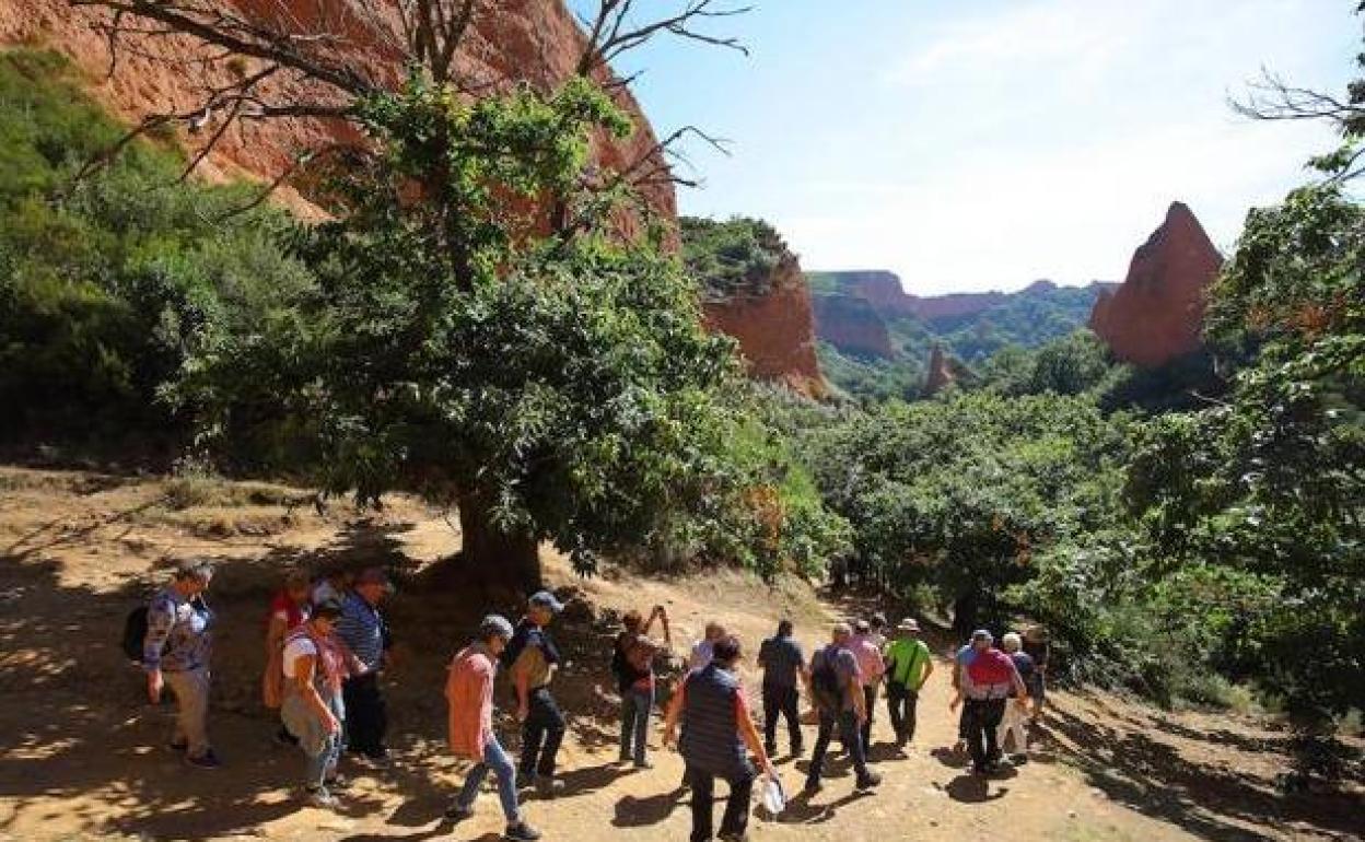 Imagen de archivo de turistas en Las Médulas.
