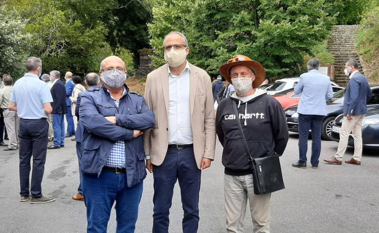 El concejal de CB, Jesús Álvarez, el alcalde de Ponferrada, Olegario Ramón, y el historiador Artemio Martinez Tejera.