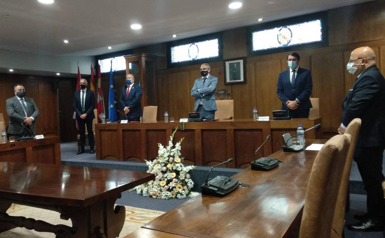 Minuto de silencio en el acto institucional del Día del Bierzo en memoria de la enfermera fallecida.