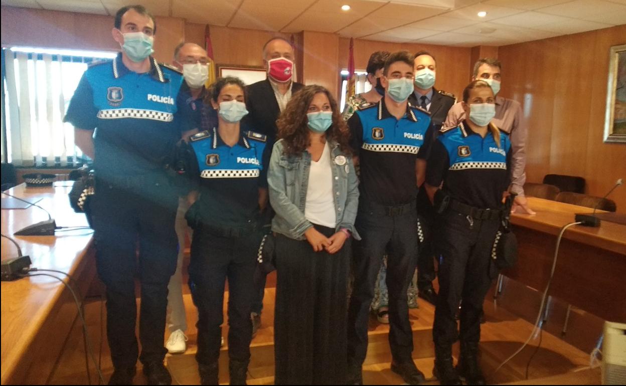 La alcaldesa y los representantes del equipo de gobierno de Bembibre, durante la presentación de los cuatro nuevos agentes de la Policía Local. 