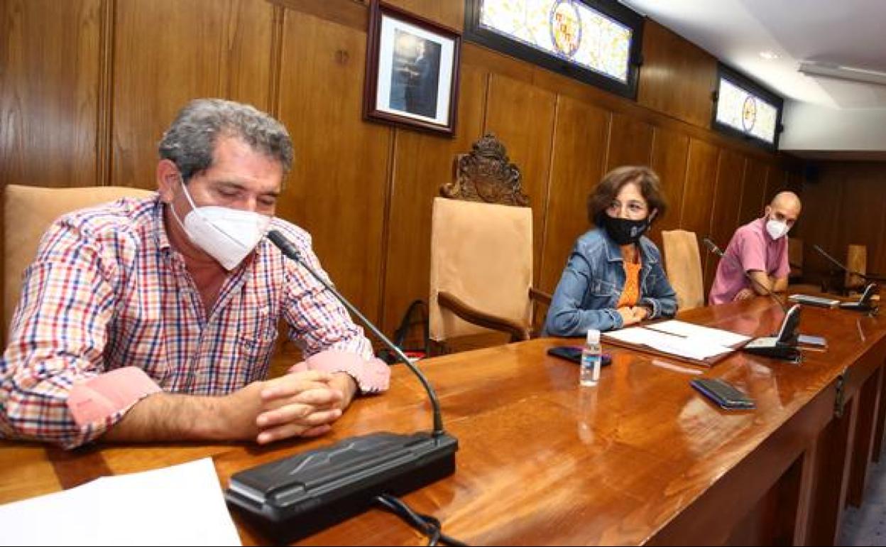 Álvaro Caboalles (I) junto a la concejala de Cultura, Concepción de Vega y el director del Teatro Bergidum, Miguel Ángel Varela, en la presentación.