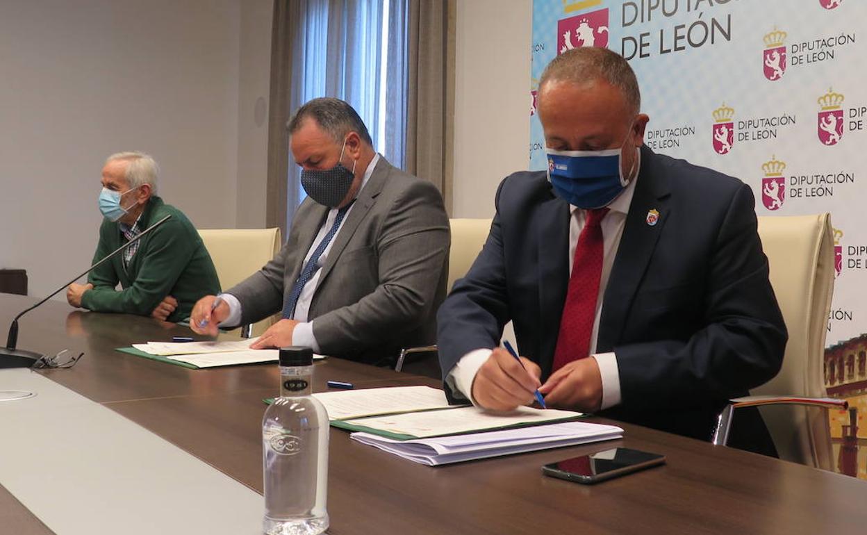 Firma del convenio del Banco de Tierras del Bierzo en la Diputación. 