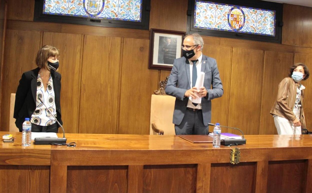 El alcalde de Ponferrada, Olegario Ramón, junto a las concejalas de Hacienda y Cultura al inicio del pleno.