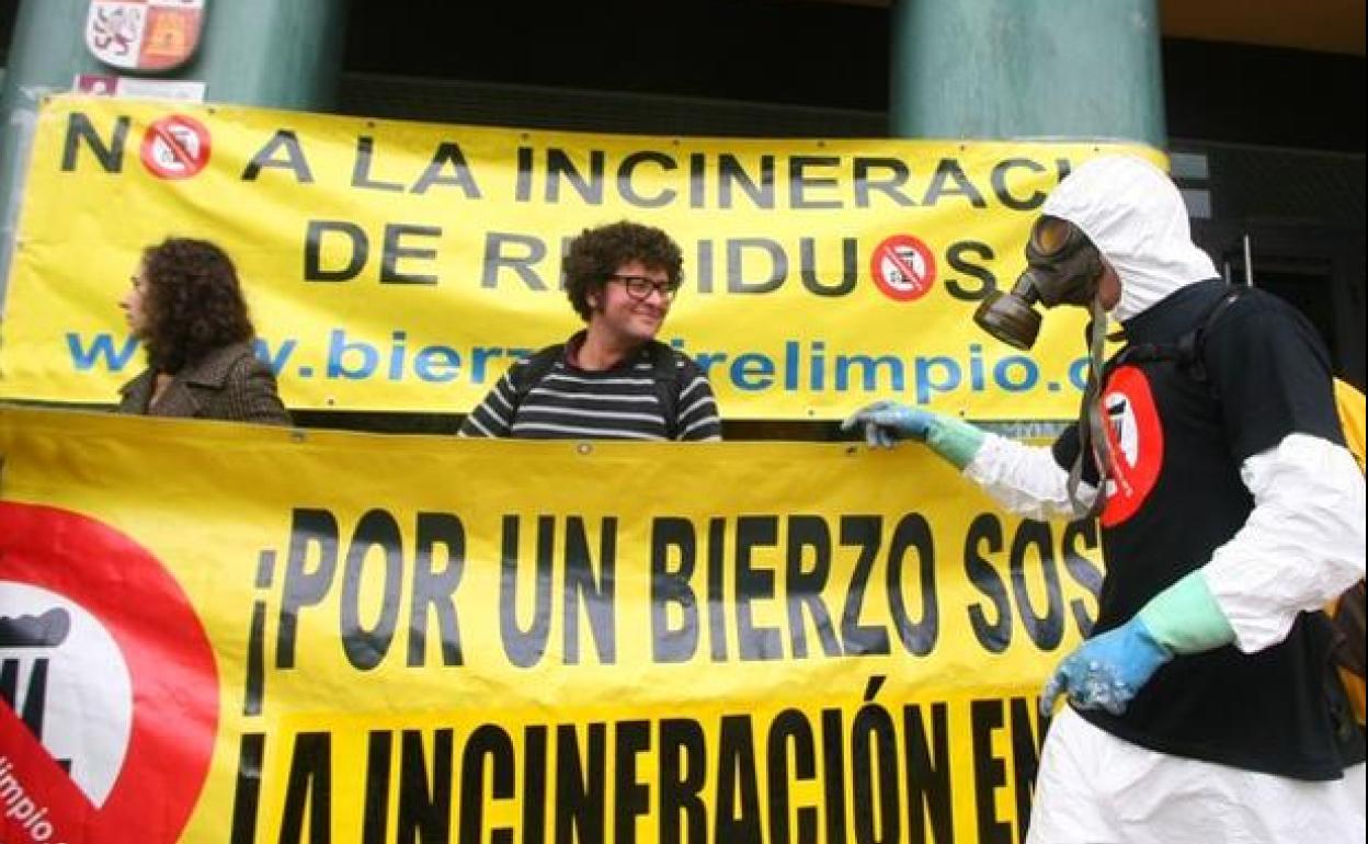 Protesta contra la quema de neumáticos en la cementera de Cosmos en Toral de los Vados. 