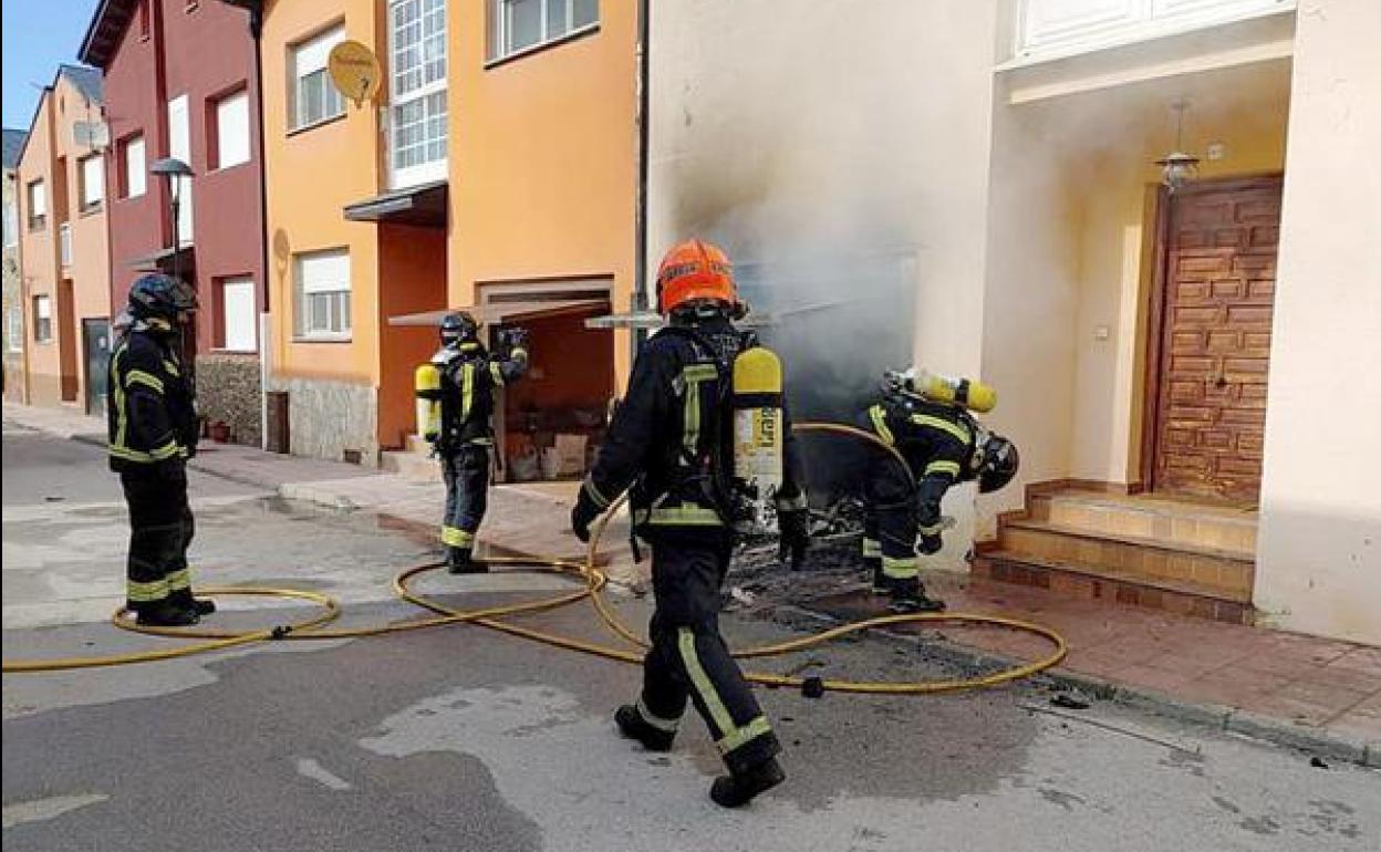 Incendio en el garaje de u vivienda en Molinaseca. 