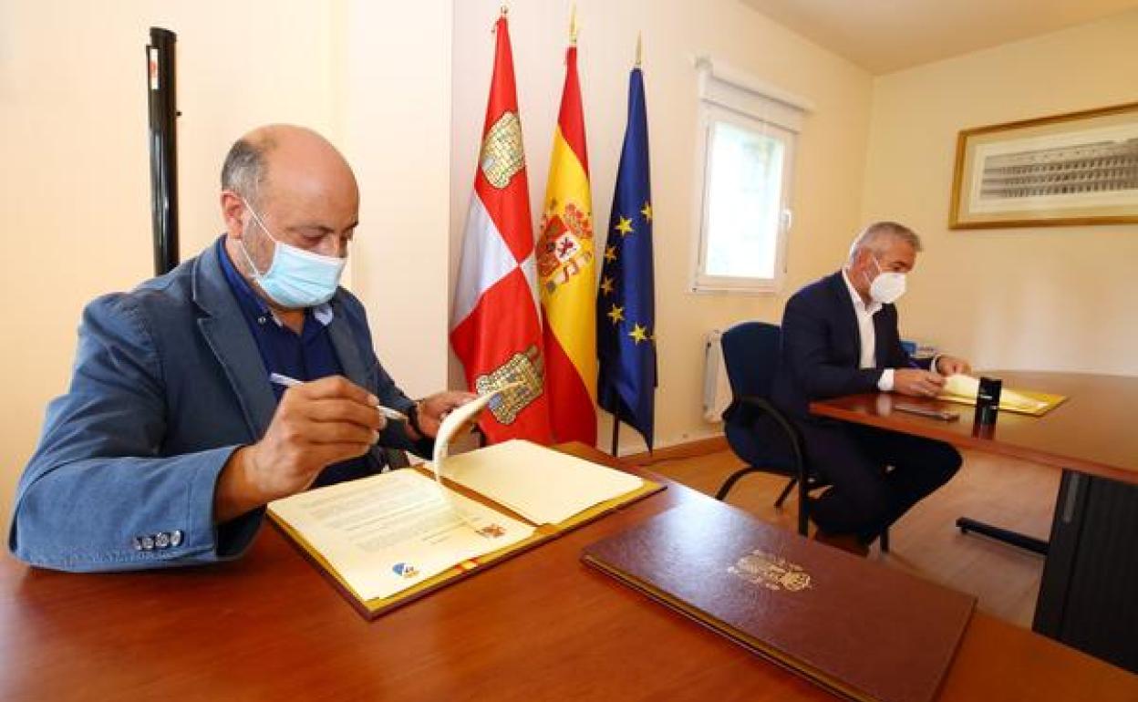 El presidente de la Confederación Hidrográfica del Miño-Sil (CHMS), José Antonio Quiroga (I), y el alcalde de Igüeña, Alider Presa (D), durante la firma del convenio.
