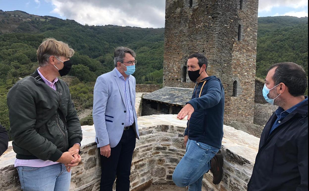 El delegado territorial de la Junta, Juan Martínez Majo (2I), en la visita realizada al castillo de Balboa.