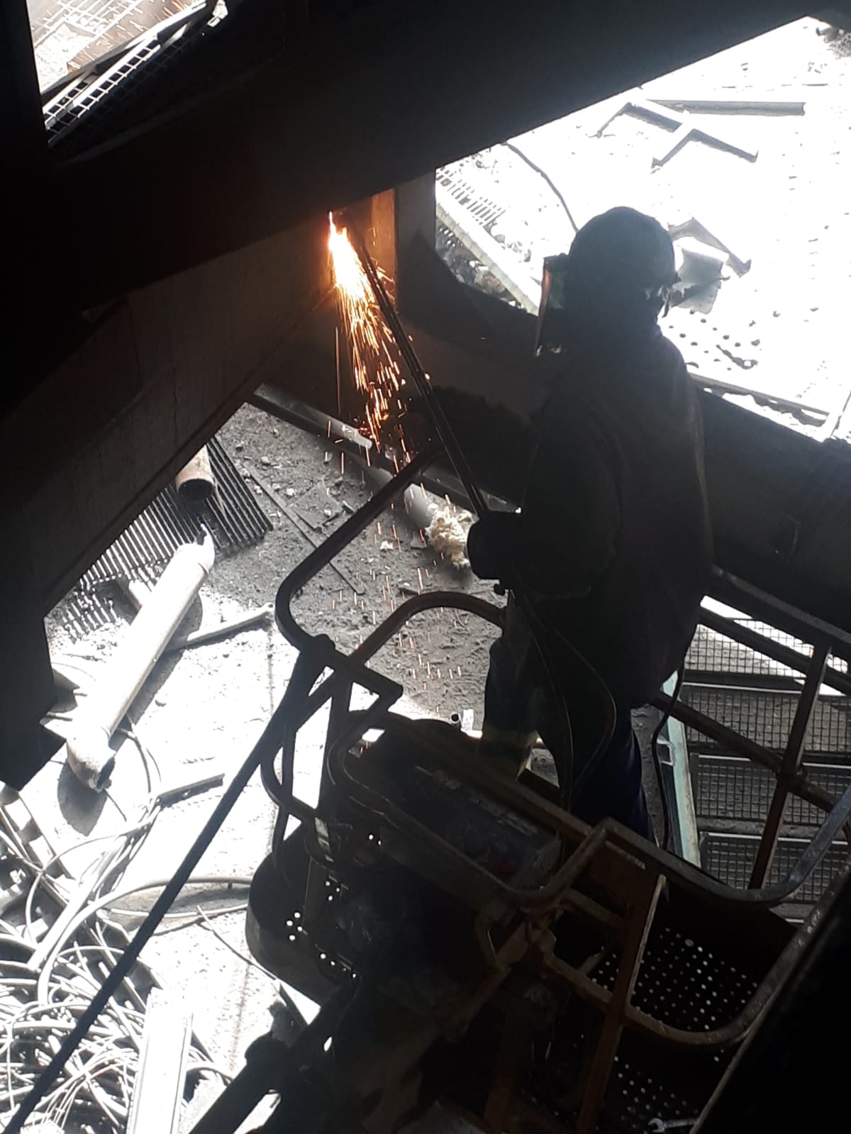 Fotos: Desmantelamiento de los grupos 1 y 2 de la central de Compostilla en Cubillos del Sil