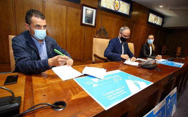 Fotos: El Ayuntamiento de Ponferrada y la Cámara de Comercio firman un convenio para apoyar al comercio local