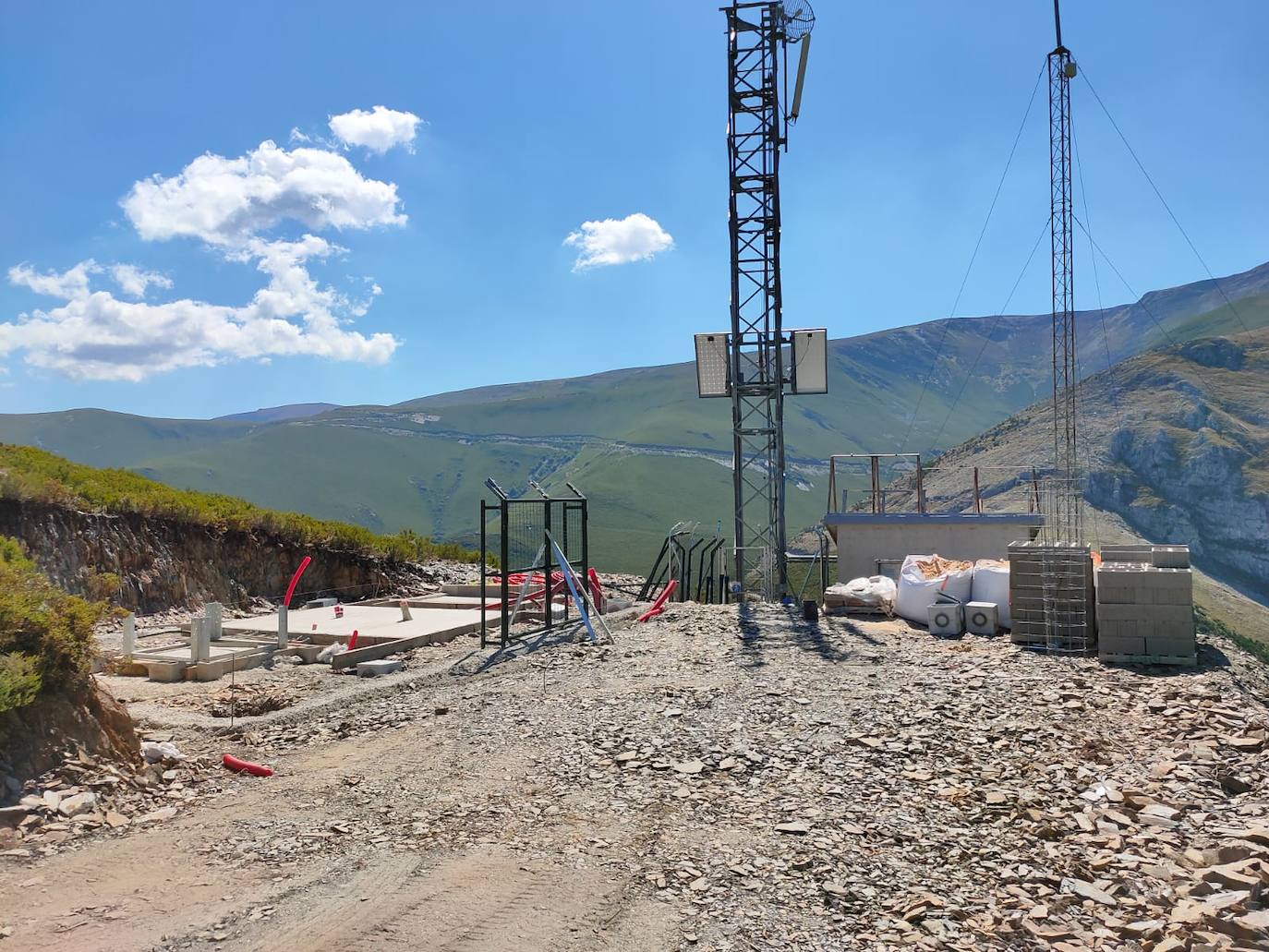 Obras de la nueva antena y estación de telefonía en Peñalba de Santiago.