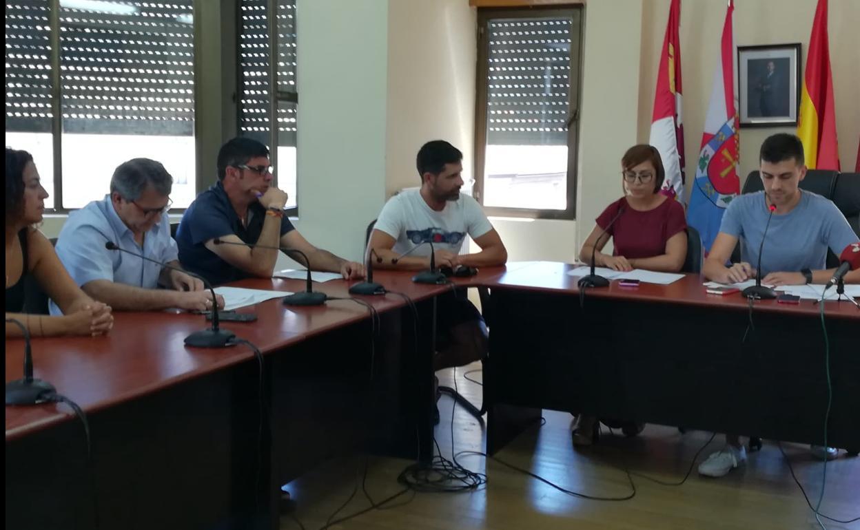 Imagen de archivo de un pleno en el Ayuntamiento de Cacabelos.