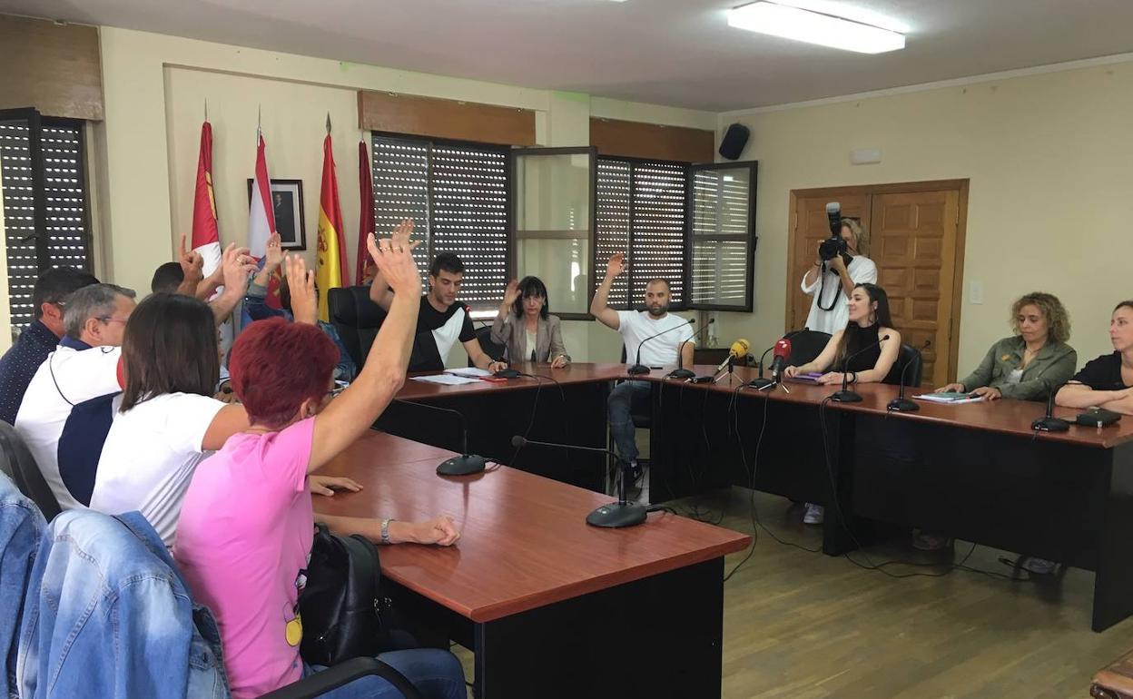 Imagen de un pleno en el Ayuntamiento de Cacabelos