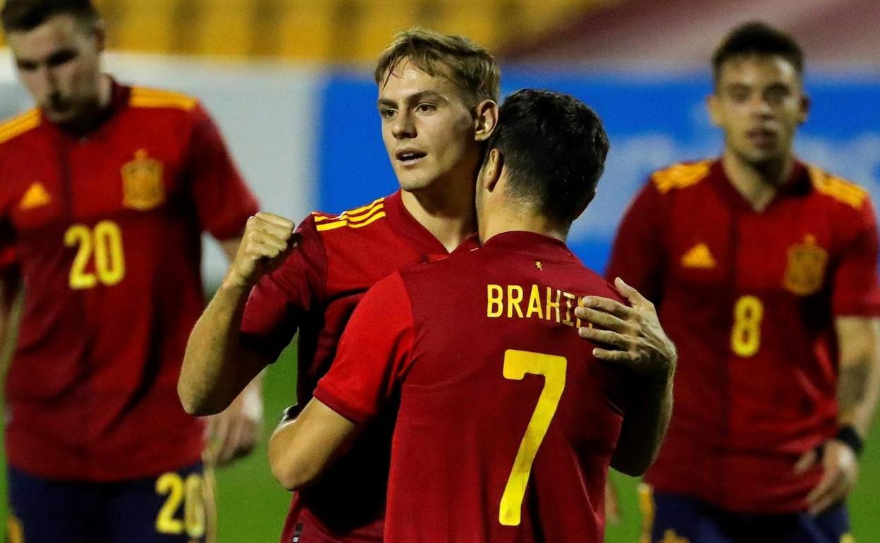 Dani Gómez celebra el tercer gol de la selección española sub-21 ante Kazajistán, ya con Hernando en el campo.