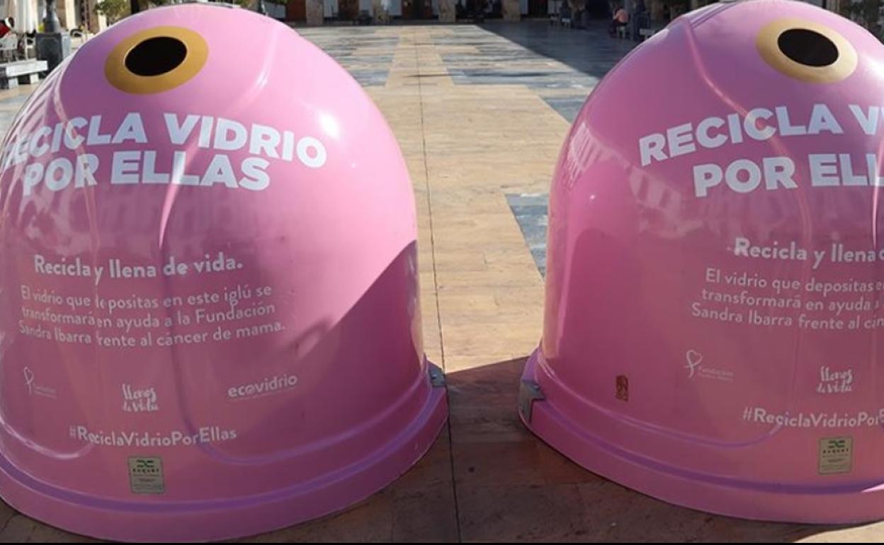 Contenedores de la campaña 'Recicla vidrio por ellas'.