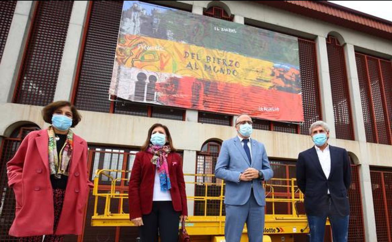 La concejala de Cultura y Turismo del Ayuntamiento de Ponferrada, Concepción de Vega; la presidenta de la D.O. Vinos del Bierzo, Misericordia Bello; el alcalde de Ponferrada, Olegario Ramón, y el presidente de la bodega Emilio Moro, José Moro, durante la presentación de la nueva imagen de los vinos Godello de la empresa.