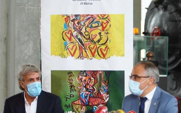 El presidente de la bodega Emilio Moro, José Moro (I), junto al alcalde de Ponferrada, Olegario Ramón (D), durante la presentación de la nueva imagen de los vinos Godello de la empresa.