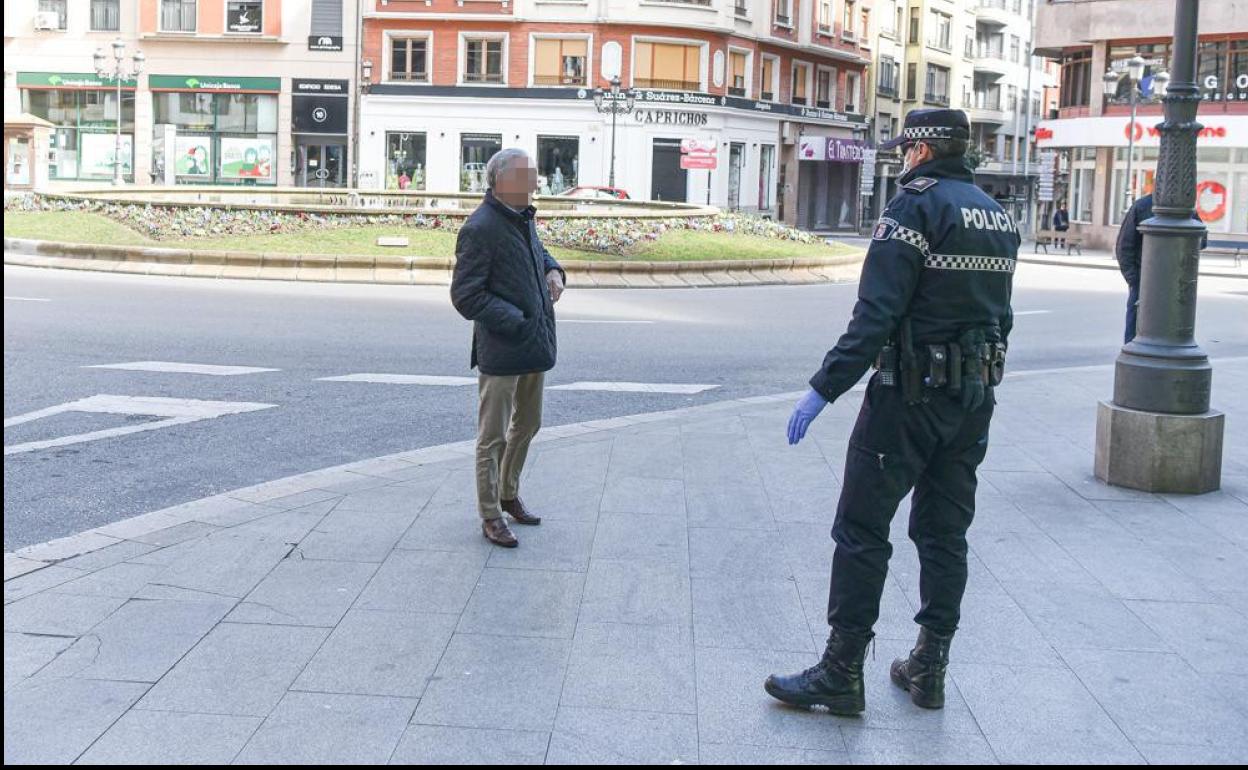 Imagen de archivo de un agente de la Policía Local informando a un ciudadano durante el confinamiento de la primer oleada del Covid-19.