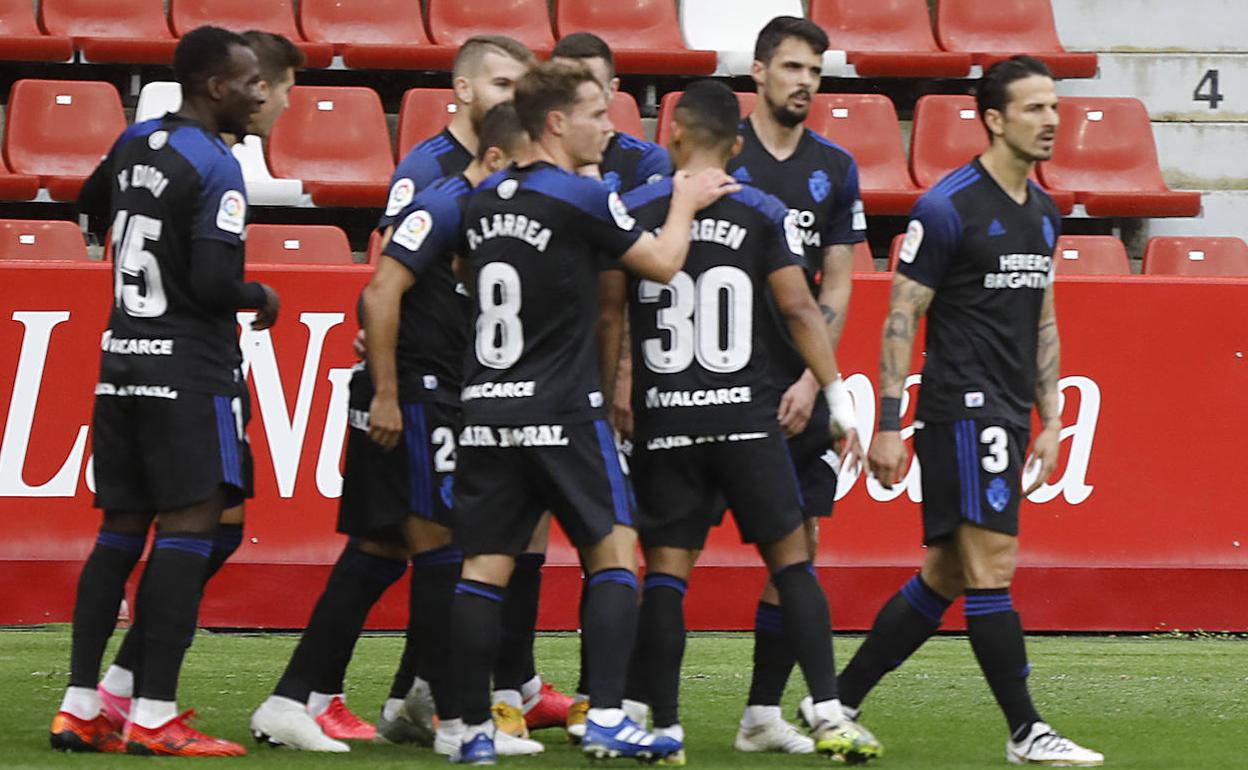 Los jugadores de la Deportiva, en el partido ante el Sporting.