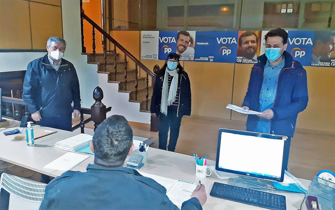 El presidente del PP del Bierzo, Raúl Valcarce (I), en la sede del PP en Ponferrada.