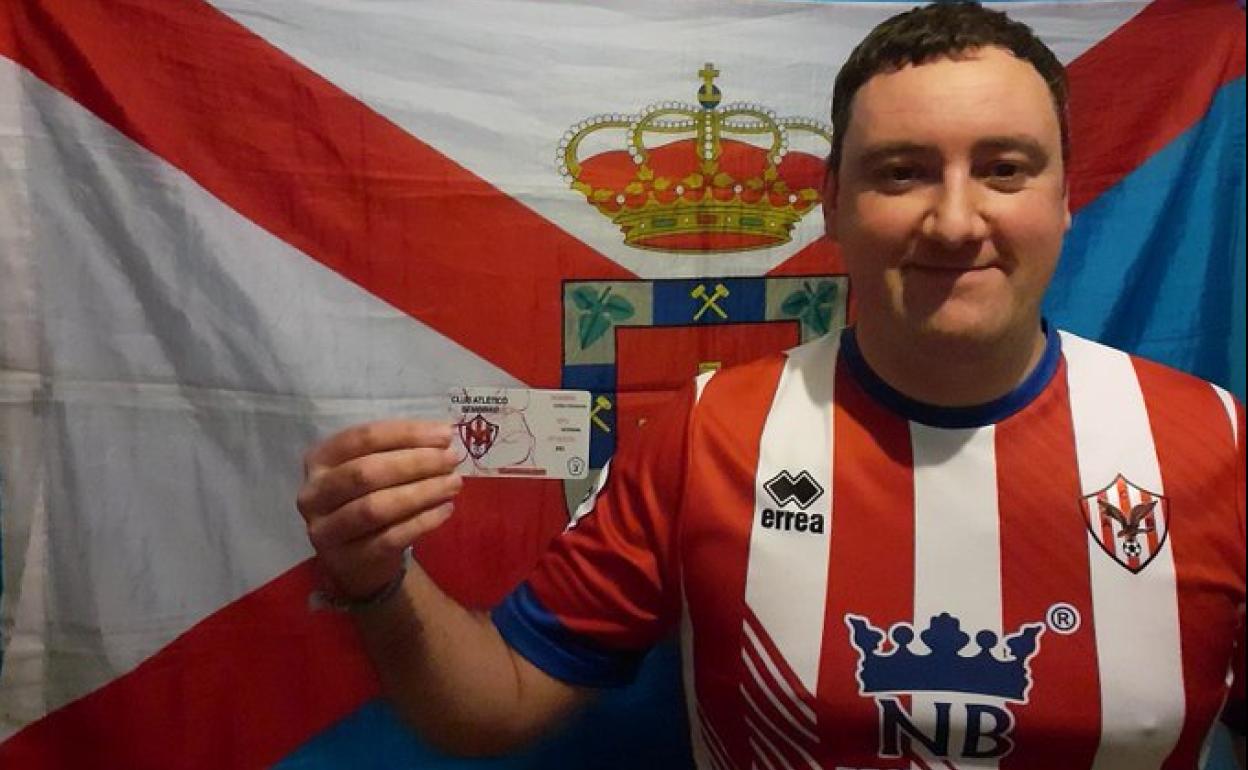 Chris Pidgeon posa con la camiseta y el abono del Atlético Bembibre.