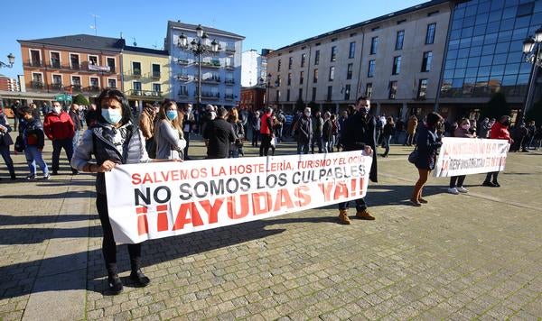 Más de 200 personas secundan en la plaza del Ayuntamiento de Ponferrada la protesta para reclamar que las ayudas al sector se pongan en marcha / Anuncian que se constituirán en asociación y temen nuevos cierres más allá del puente de la Constitución / El alcalde, Olegario Ramón, reclama a las administraciones superiores que «instrumentalicen una serie de ayudas efectivas que lleguen de manera rápida»