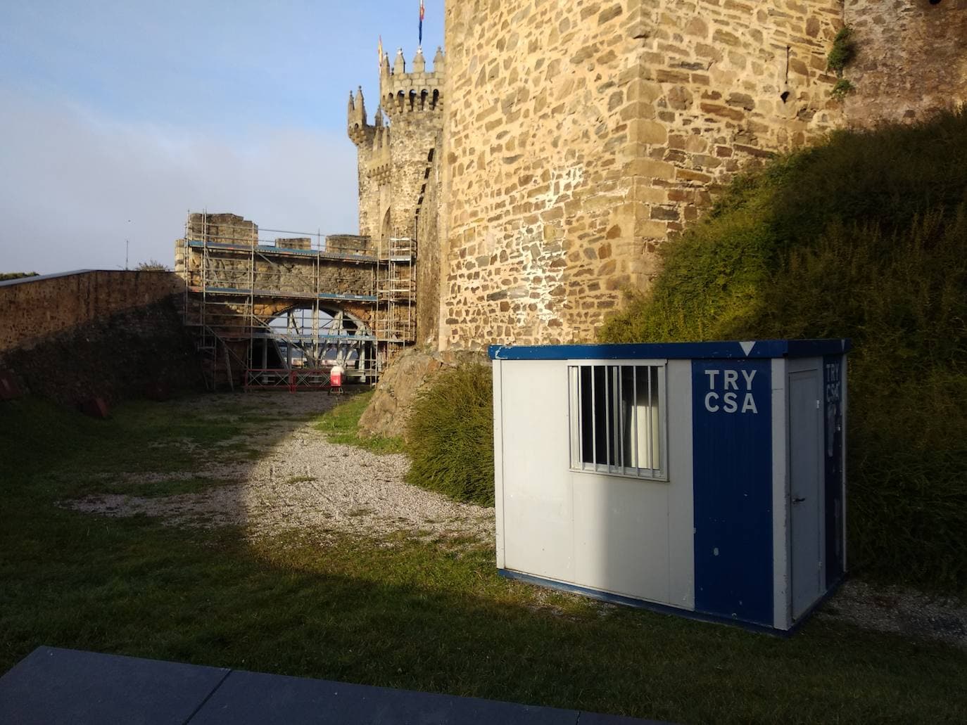 Ponferrada ha iniciado las obras de reparación del puente de acceso al castillo de los Templarios. Unos trabajos que han obligado al Ayuntamiento a decretar el cierre temporal de la fortaleza en principio hasta el 30 de noviembre. No obstante, este plazo podrá ampliarse en función de la evolución de la actuación, según han informado fuentes municipales.