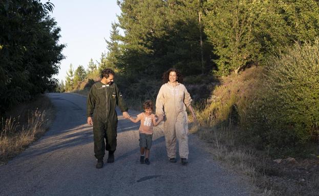 Borja y Bea junto a su hijo.