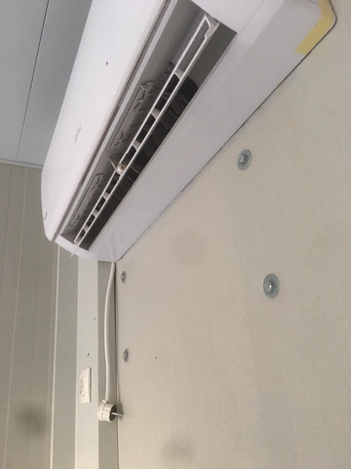 Los centros de salud del Bierzo han comenzado a recibir las casetas de obra con las que la Gerencia Regional de Salud (Sacyl) pretende 'humanizar' las esperas de los pacientes ayudándoles a sobrellevar el frío con la llegada del invierno.