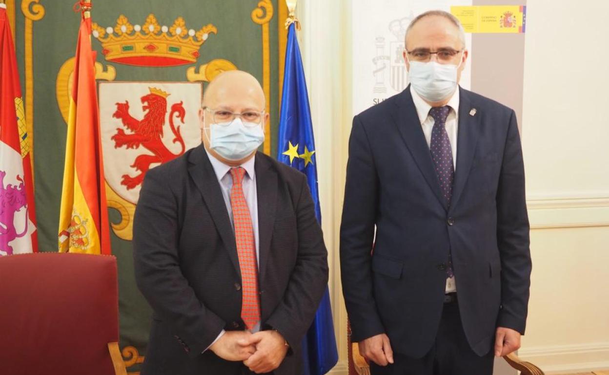 El alcalde de Ponferrada, Olegario Ramón (D), y el subdelegado del Gobierno, Faustino Sánchez, durante la firma del protocolo de colaboración. 