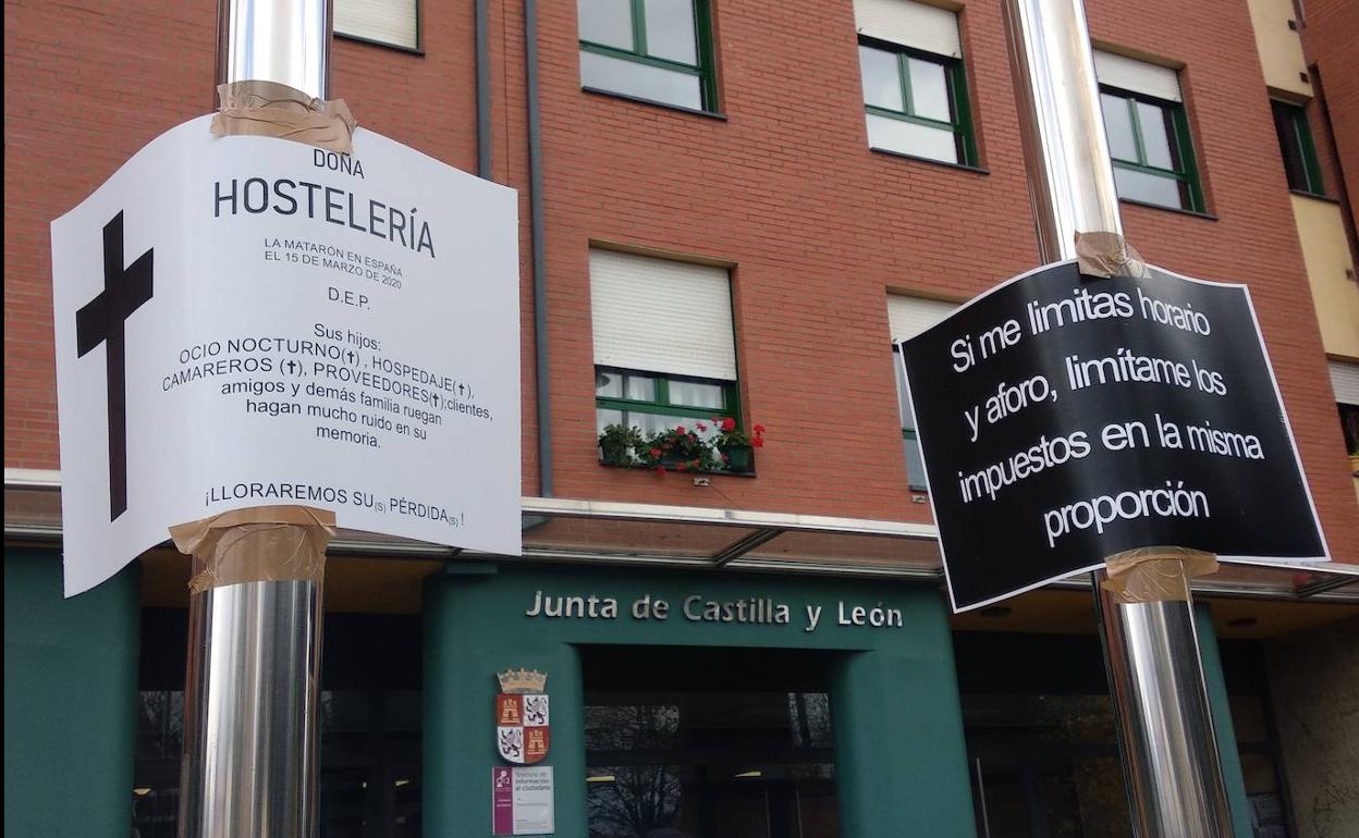 Manifestación de los hosteleros bercianos ante la sede de la Junta en Ponferrada.
