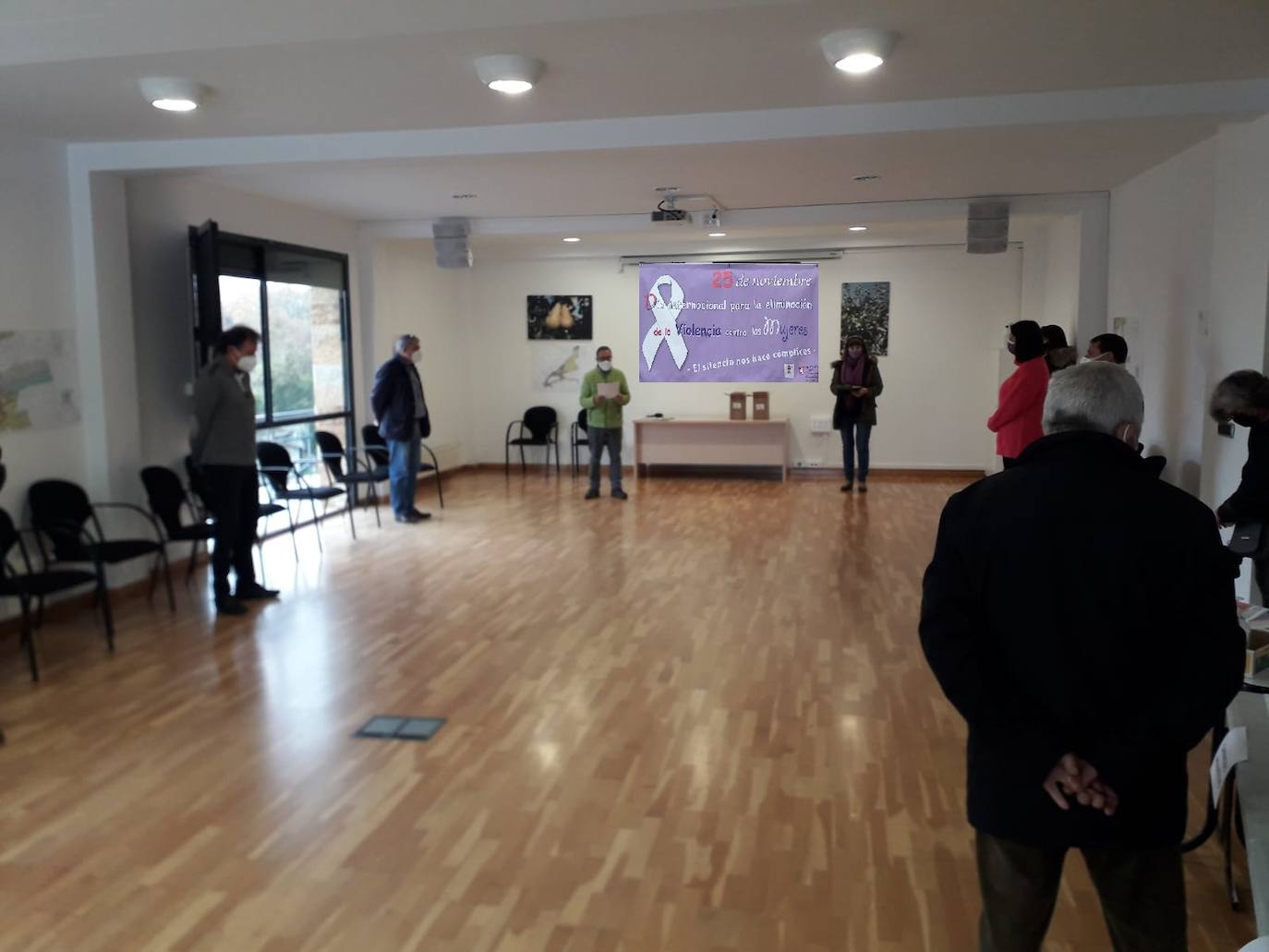 Fotos: El Bierzo, un minuto de silencio contra la violencia de género