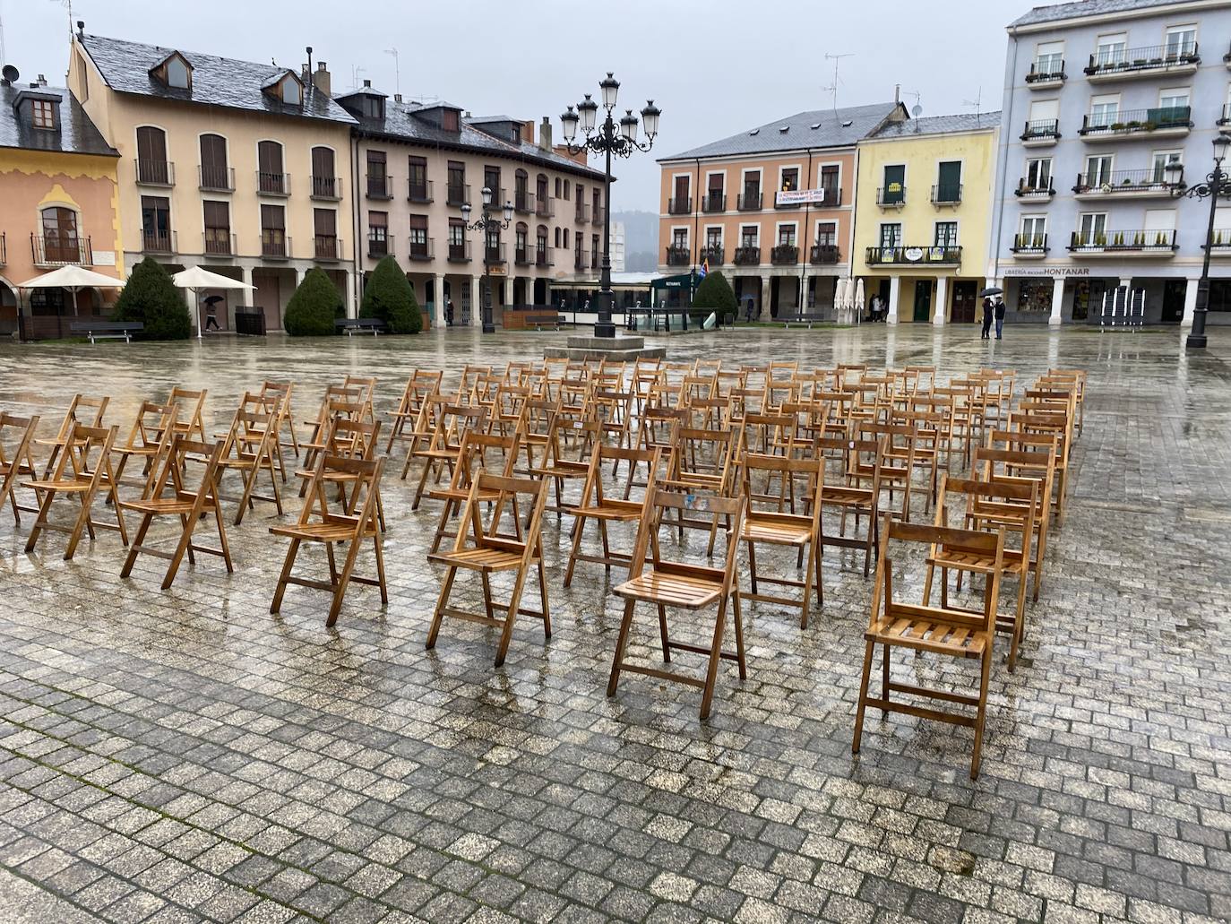 Fotos: El Bierzo, un minuto de silencio contra la violencia de género