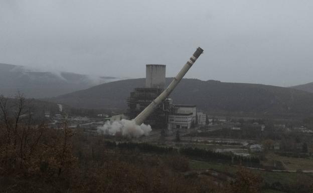 Galería. Imágenes de la voladura d ela chimenea de la central térmica de Anllares. 