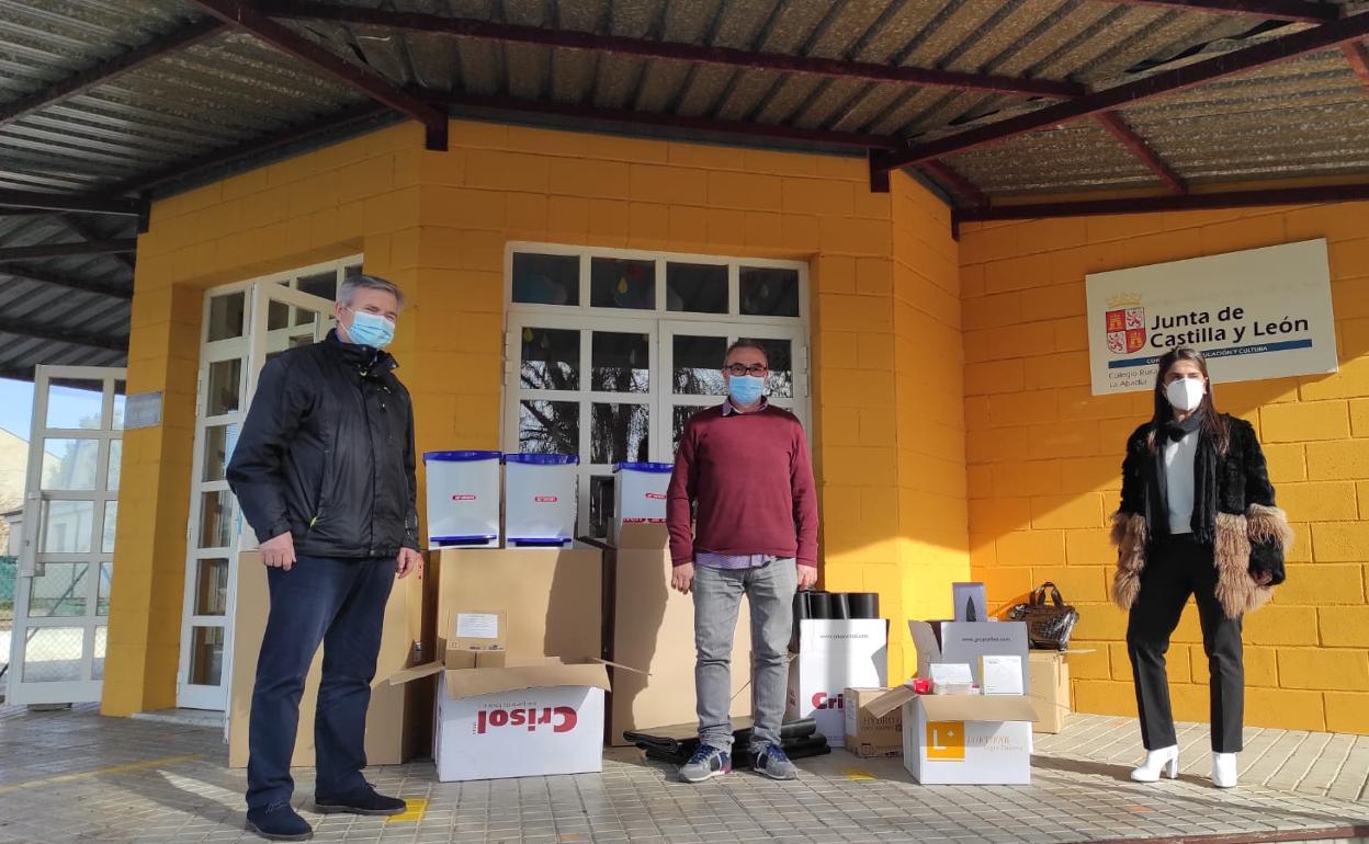 Imagen de la entrega de material al director del CRA La Abadía.