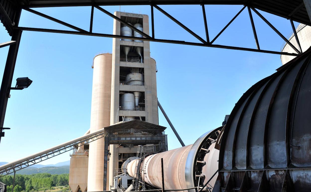 Torre y horno de la planta de Cosmos en Toral de los Vados.
