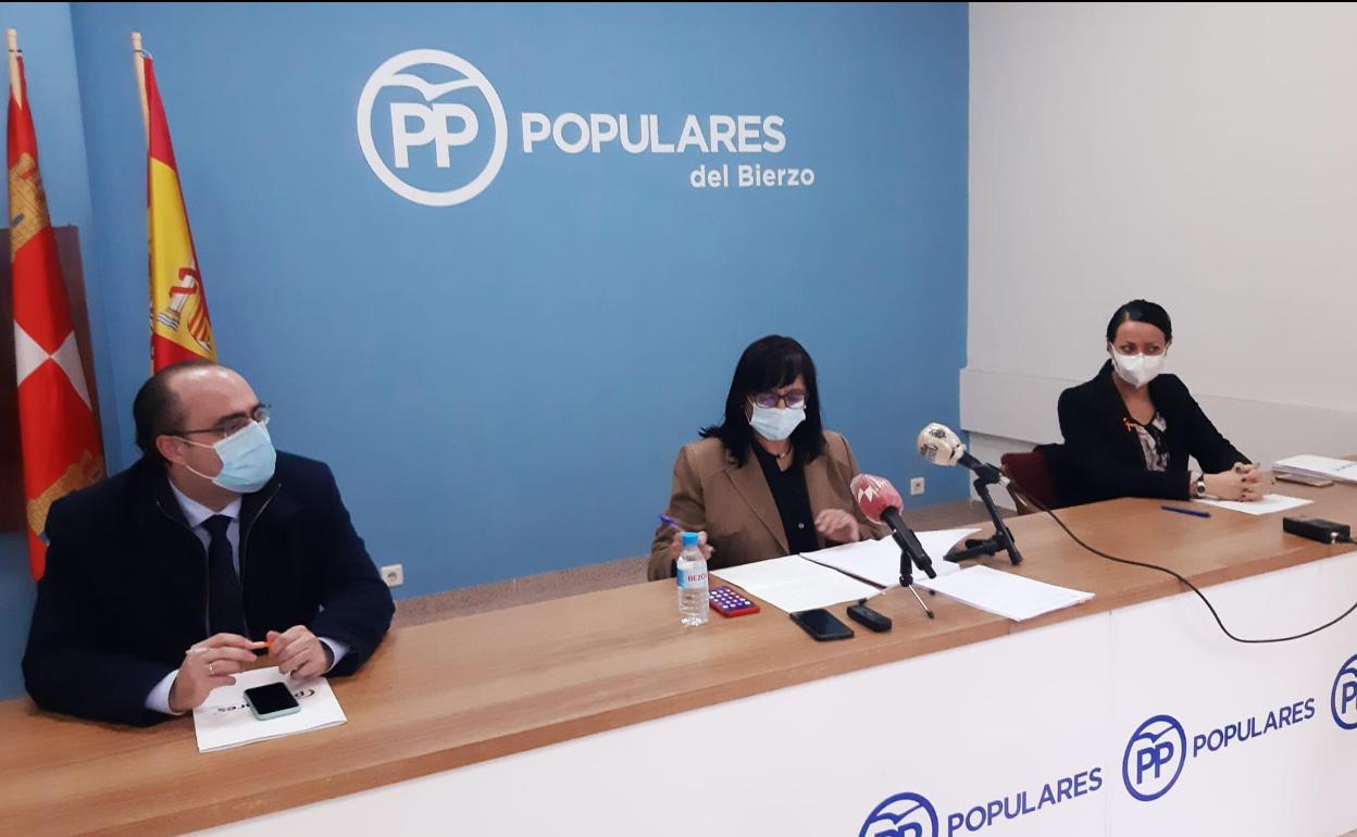 Amparo Vidal, junto a Marco Morala y Rosa Luna, durante la rueda de prensa.