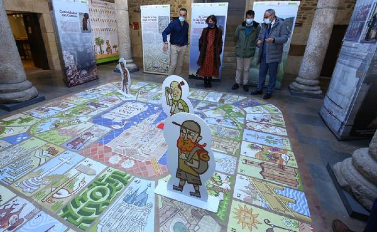 El alcalde de Ponferrada, Olegario Ramón (D), junto a la concejala de Cultura y Turismo, Concepción Vega, el director de los museos de Ponferrada, Javier García (2D), y el presidente de la Asociación de Periodistas de León, Pedro Lechuga (I), durante la inauguración de la exposición.