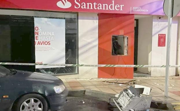 La sucursal, con el cajero reventado en primer término.