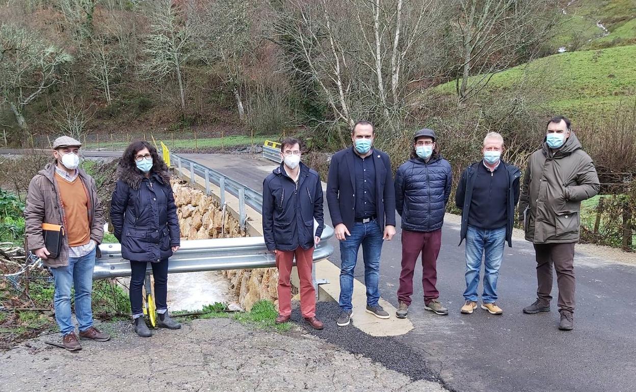 Visita de la zona donde se actuará para reconstruir la carretera.