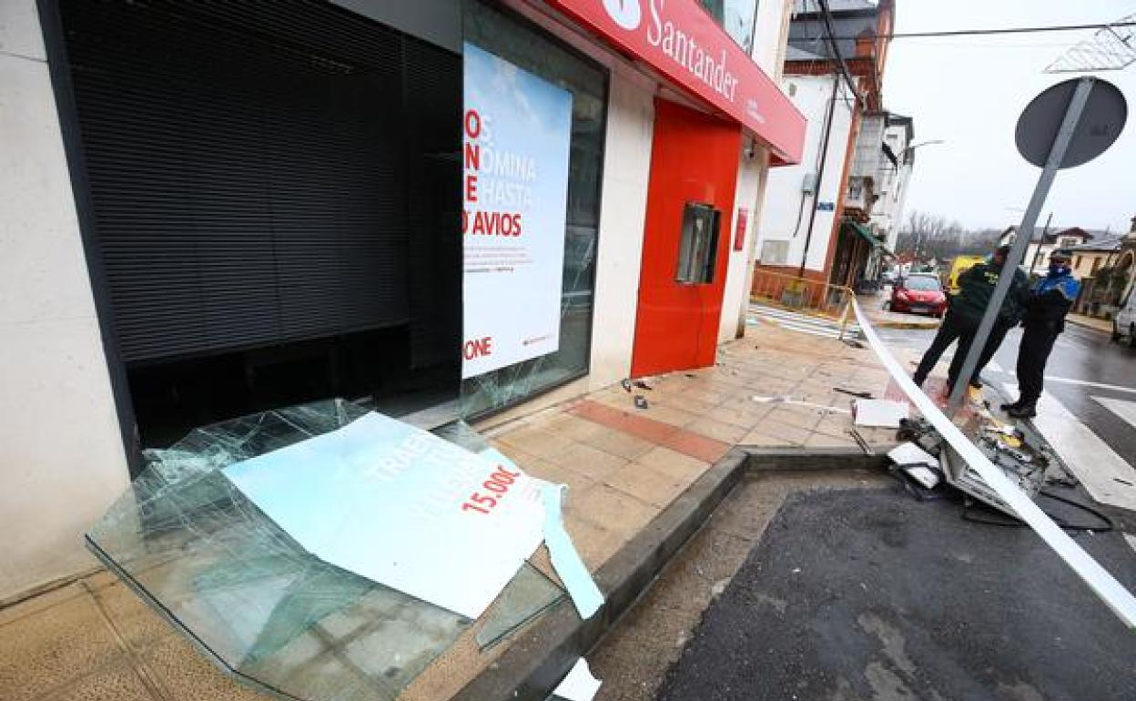 Asaltan de madrugada y con explosivos una oficina del Banco Santander en Toral de los Vados.