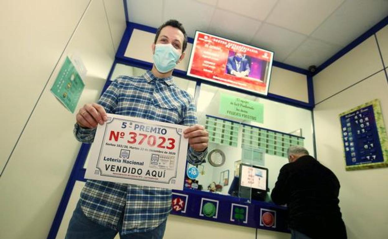 El propietario de la administración número 3 de Ponferrada, David Álvarez, que ha repartido una serie del quinto premio del 37023.