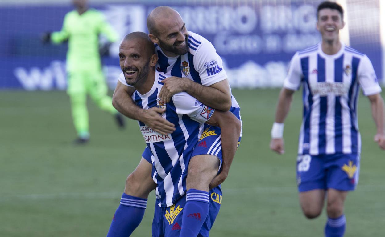 Yuri y Paris celebran un gol con la Deportiva.