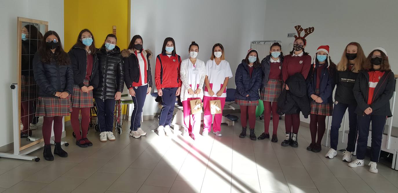 Fotos: Los alumnos del Colegio Diocesano San Ignacio reparten 300 postales navideñas en residencias de mayores del Bierzo