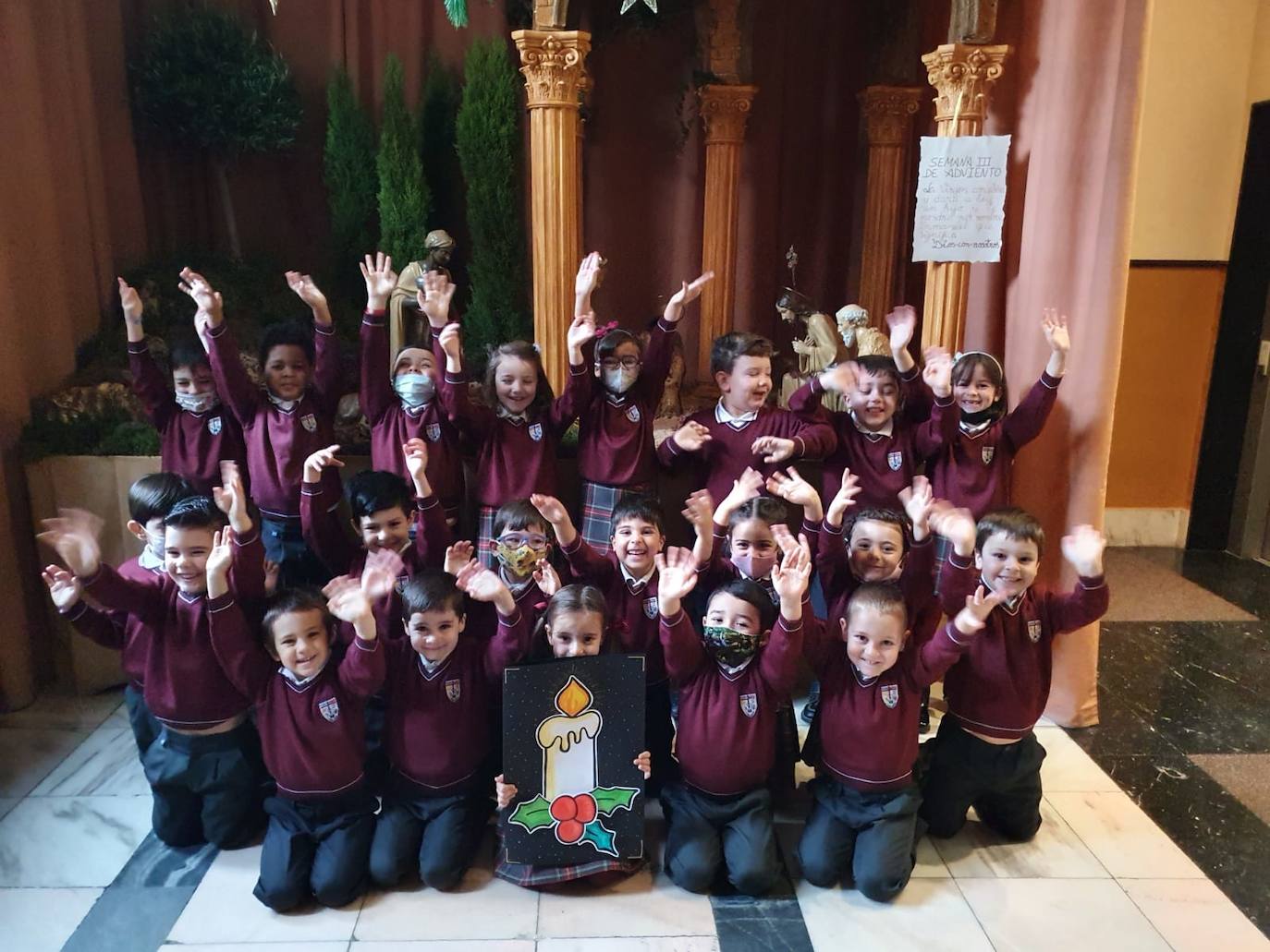 Fotos: Los alumnos del Colegio Diocesano San Ignacio reparten 300 postales navideñas en residencias de mayores del Bierzo