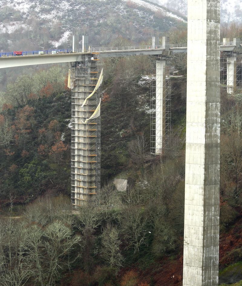 Desde mediados de mes permanecen cortados al tráfico más de seis kilómetros de la A-6 en sentido Madrid a la altura del municipio berciano de Vega de Valcarce. El corte se debe a las obras de conservación en los viaductos de Ruitelán y As Lamas. 