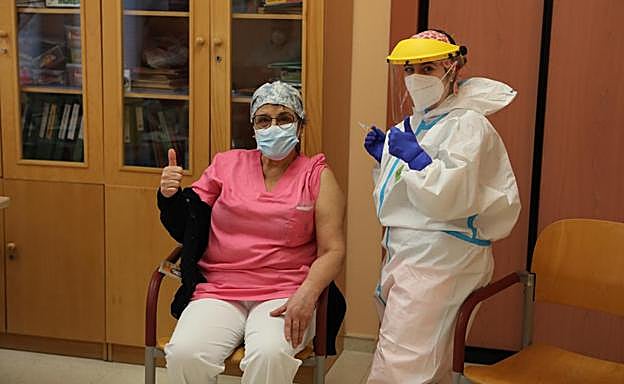 La auxiliar de enfermería Donila Abella Díaz, trabajadora de la residencia mixta de mayores de Flores del Sil en Ponferrada ha sido la primera trabajadora vacunada.
